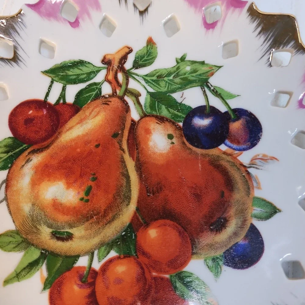 2 PC Vtg Farmhouse Cottage Wall Plate Lattice Strawberry Apple Gold Trim Artmark